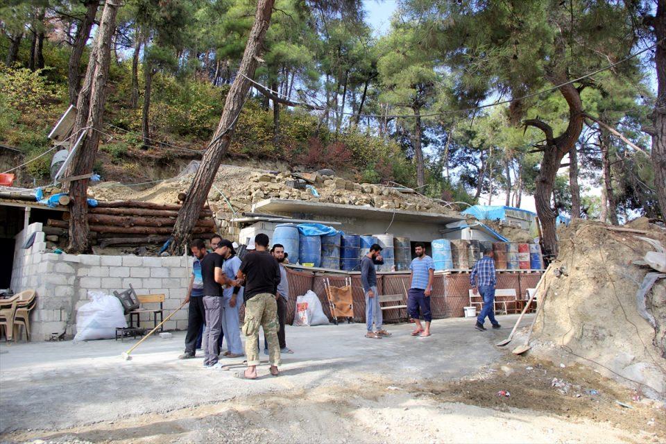 <p>Bölgelerinde başka hastane olmadığı için buranın çok kritik görev üstlendiğine işaret eden Furkan, "6 ay önce hastane binasına bomba düştü. Alt katta bulunduğumuz için canımıza bir şey olmadı. Ama hastane kullanılamaz hale geldi. Ondan sonra iki yer daha bulduk ama bombalardan kurtulamadık. Şimdi yerin altına hastane yaparak çözümü bulduk." ifadelerini kullandı.</p>
<p> </p>
