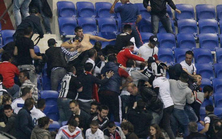 <p>UEFA yetkililerin, kulüp temsilcileriyle yaptığı görüşmeler sonrası maçın oynanmasına karar verildi.</p>

<p> </p>

