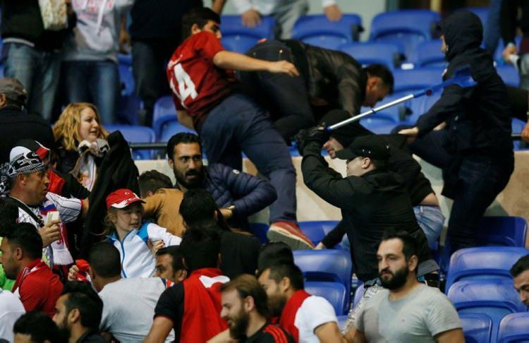 <p>Futbolcular, 35 dakikalık bekleyişin ardından sahaya çıktı. Her iki ekip oyuncuları ve teknik direktörleri, alışılmışın dışında saha ortasında daire yaparak seremoniyi gerçekleştirdi.</p>

<p> </p>
