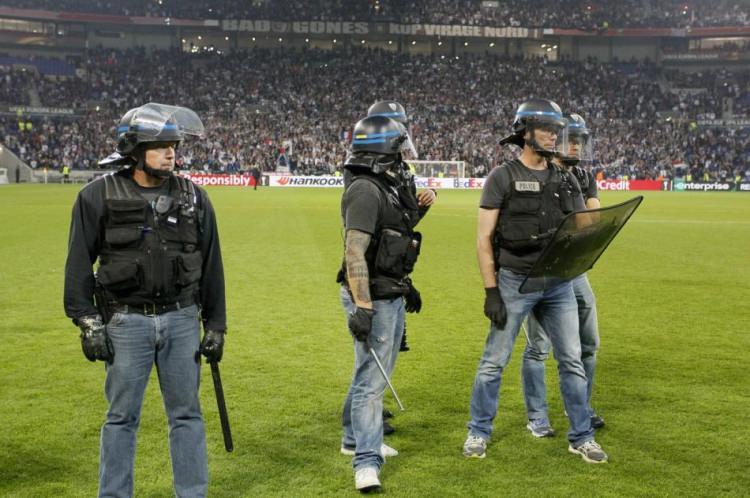 <p>Emniyet güçleri, orta tribündeki bir Türk taraftarı göz altına almak isterken, bu kişi Fransızların bulunduğu alt tribüne atladı. Ancak buradaki görevliler, bu kişiyi tribün dışına çıkardı.</p>

<p> </p>
