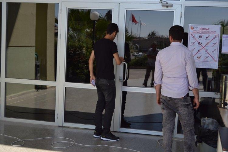 <p>Üniversiteye girişin ikinci basamağı olan Lisans Yerleştirme Sınavlarının (LYS) ilk oturumu LYS-4 sosyal bilimler sınavı, başladı. Sınava geç kalan öğrenci salona alınmadı.</p>

<p> </p>

