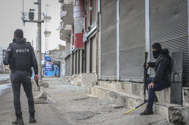 <p>Teröristlerin kazdığı çukurlar ve oluşturduğu barikatlar nedeniyle evlerini terk etmek zorunda kalan vatandaşların ev ve iş yerlerinin emniyeti de güvenlik güçlerince sağlanıyor.</p>
<p> </p>
