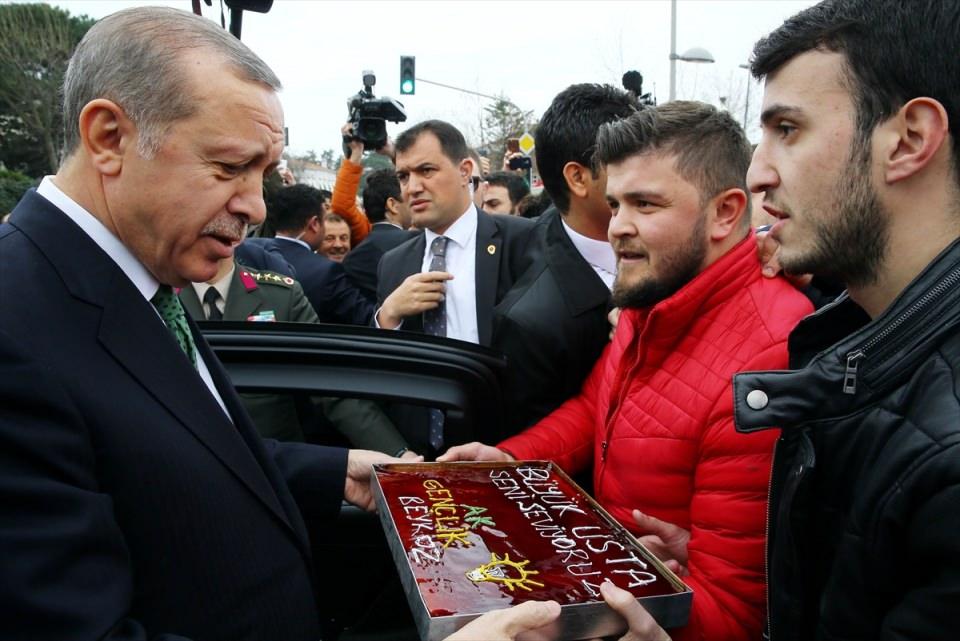 <p>Vatandaşlar, hitabının ardından Erdoğan'a, üzerinde "Büyük reis seni seviyoruz" yazısı bulunan doğum günü pastası verdi. Bir süre daha vatandaşları selamlayan Erdoğan, aracına binerek Kasımpaşa Merkez Camisi'ne gitti. </p>
<p> </p>