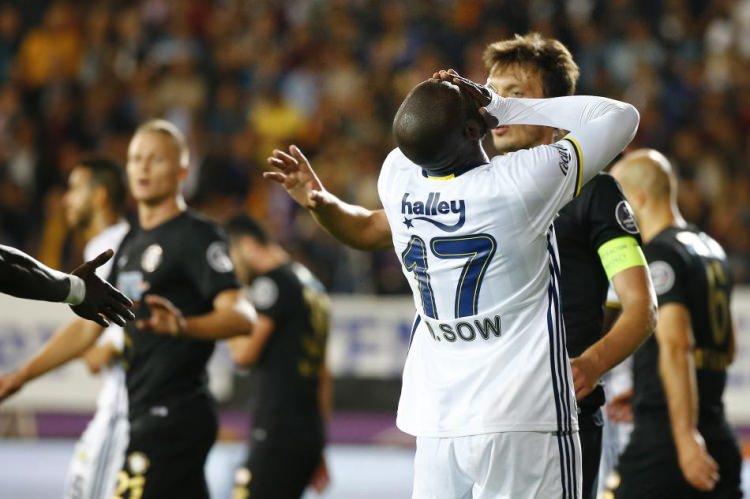 <p><strong>SOW BOŞA GEÇİRMİŞ</strong></p>

<p>İlk 10 dakika güzel bir futbol vardı. Sonraki 80 dakika kötü bir maç oldu. Sow, Fenerbahçe'ye kötü başladı. Gerçekten 1 yılını boşa geçirmiş. Çok geriye gitmiş. Milli takım arasında burada özel antrenman yapması gerekir.</p>

