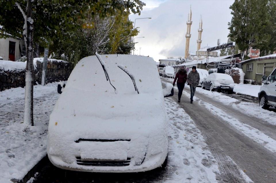 <p>Vatandaşlar ev ve iş yerlerinde kar temizliği yaparken, kar öğrenciler için eğlenceye dönüştü.</p>