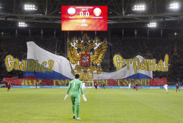 <p>Rus taraftarlardan Karadağ maçı öncesi; "Şanlı ülkem, sizinle gurur duyuyoruz"</p>
