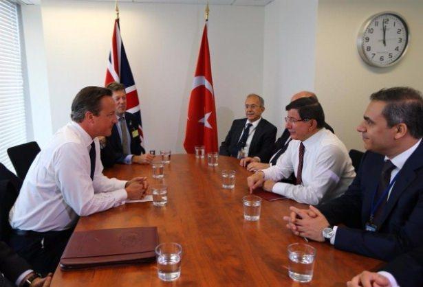 <p>Başbakan Ahmet Davutoğlu, BM Genel Kurulu Genel Görüşmeleri'ne katılmak üzere bulunduğu New York'ta, İngiltere Başbakanı David Cameron'la görüştü.</p>
<p> </p>