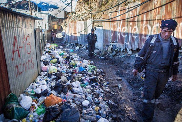 <p>Ancak bu mekanizmalar 5 bin 300 metreden daha yüksek irtifalarda, örneğin Everest Dağının zirvesinde bulunan bir insanın kanındaki oksijen doygunluk oranı  yaklaşık %50’dir. İnsanların birkaç günden daha fazla hayatta kalması için yeterli değildir.</p>

<p> </p>
