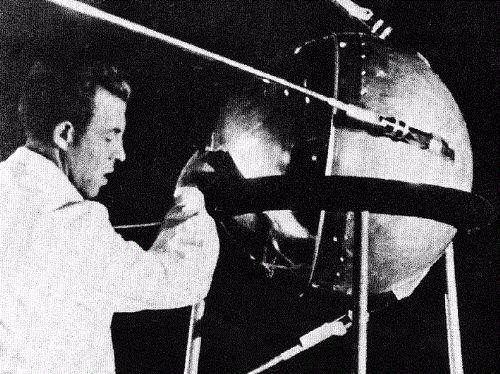 <p>Sputnik'in 1957'de uzaya gönderilmesinden beridir, Dünya çevresinde dolanmak üzere fırlatılmış toplamda 38.000 adet uydu bulunmaktadır. Bunun 16.000 civarı düşmüş ya da indirilmiştir.</p>