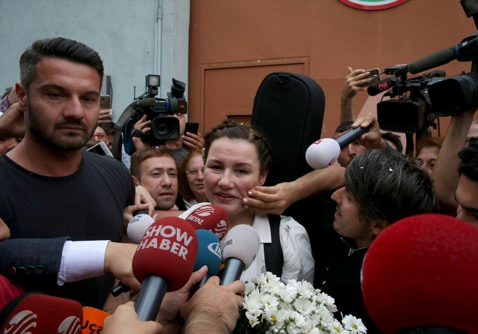 <p>Müsaade ederseniz biraz dinlenmek istiyorum. Sabahtan beri beklediniz. Ayakalrınıza sağlık" ifadelerini kullandı.</p>

