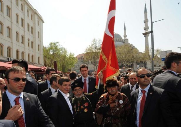 <p><strong><span style="color:rgb(255, 255, 255)">Tekrar makam aracına geçen Davutoğlu, Eminönü Meydanı'na geldi.</span></strong></p>