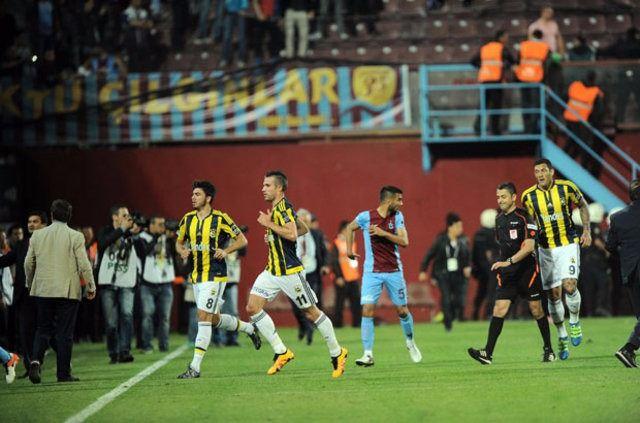 <p>"Olayları düşününce insan öfkesine yenik düşüyor. Niye bu milletin hakkı yenildi? Niye Fenerbahçe'nin hakkı yenilmiyor?</p>