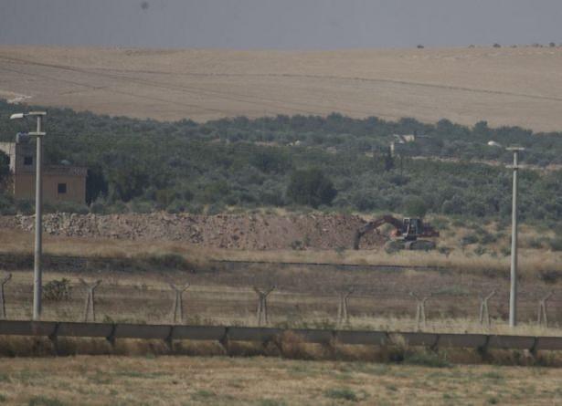 <p>Gaziantep’in Karkamış ilçesi sınır hattına getiren topraklarla tank rampaları ve mevziler oluşturuldu.</p>
