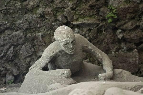 <p><strong>Pompeii</strong></p>
<p>İtalya'daki hâlâ kısmen gömülü olan yıkıntı halindeki antik Roma kenti Pompeii, 1599 ve 1748 yıllarında tekrar keşfedildi.</p>