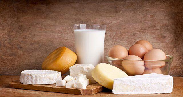 <p><strong>Peynir süt ürünleri</strong></p>
<p>Bu ürünlerin içinde kazein proteini bulunur. Bu protein ise bağımlılık yapar. Süt ürünleri her ne kadar tok tutsa da paradoksal olarak daha fazla yemek yemenize neden olur.</p>