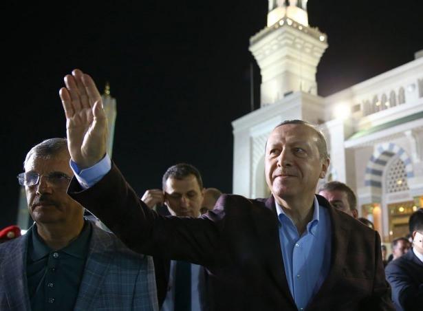 <p>Cumhurbaşkanı Recep Tayyip Erdoğan, Mekke'de Umre yaptıktan sonra, Medine'ye geçti. </p>

<p> </p>
