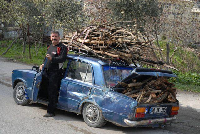 <p>Artvin'de bir sürücü 1974 model Murat 124 marka otomobilinin bagajını ve üstünü kışın kullanacağı odun ile doldurarak yoluna devam etti</p>
<p> </p>
<ul>
</ul>
<ul>
</ul>