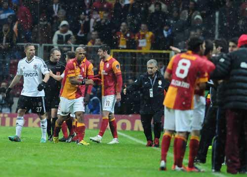 Maçın dördüncü hakemi Fatih Terim'i durdurmak istesede pek faydası olmadı.