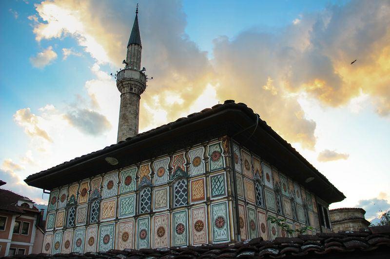 <p>Kalkandelen'i ortadan ikiye bölen Pena Nehri'nin yanı başında bulunan cami, ihtişamlı görünümüyle adeta tarihe meydan okuyor. 15. yüzyılda inşa edilen ve "Paşa Camisi" olarak da bilinen cami, iç ve dış cephe süslemeleriyle ender camilerden biri olarak gösteriliyor.</p>
<p> </p>