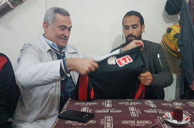 <p>Çoğu Eskişehirsporlu taraftarların formalarını imzalattığı kaptan, vatandaşlarla sohbet ederek kahvehaneden ayrıldı.</p>
