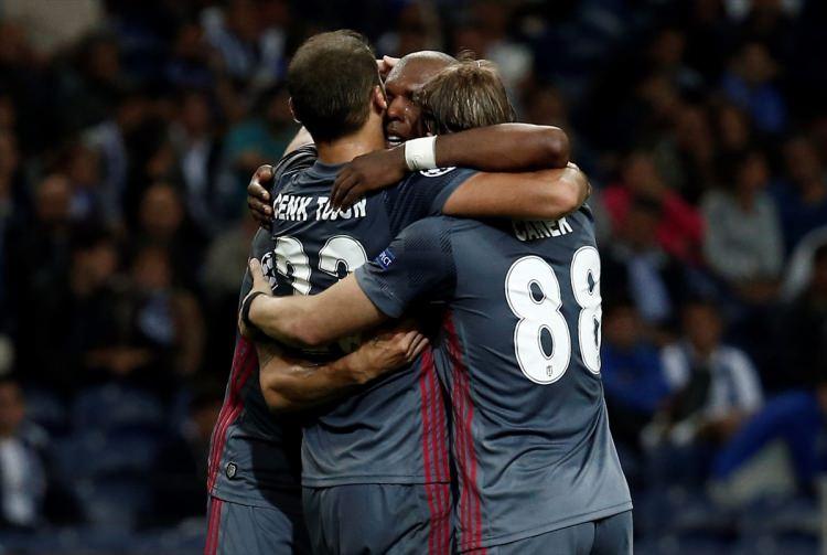 <p>Fransızların ünlü gazetesi Lequipe'de manşetine taşıdığı haberde "Beşiktaş Porto'yu domine etti" diye yazdı. </p>
