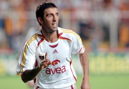 Hakan Şükür: Futbola 1987 yılında, doğup büyüdüğü şehrin takımı Sakaryaspor'da başlayan Hakan Şükür kazandığı ilk parayı ailesinin oturacağı eve harcadı.
