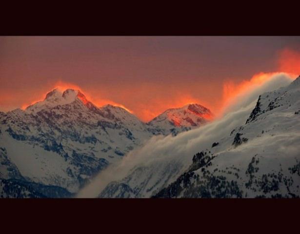 <p>St. Moritz dağını aydınlatan günbatımı...</p>
<p>İsviçre</p>