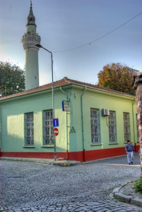 Akbıyık Camii'nin en önemli özelliği İstanbul camileri içine kıbleye göre en ileri noktada bulunması. Bu yüzden "İmamü'l Mesâcid" (mescitlerin önderi) adını almış.