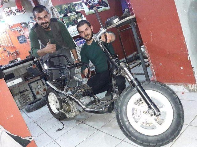 <p>4 aya yakın bir sürede motosikletin üretimini tamamladıklarını anlatan Sürme, "Burada en büyük dezavantajımız imkânsızlıklarımız oldu. Kısıtlı imkânlarla bunları elde edebildik.</p>
<p> </p>