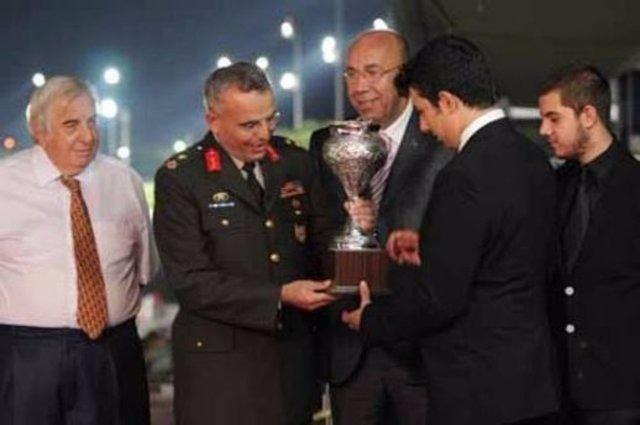 <p><strong>TÜMGENERAL MEHMET DİŞLİ: AKAR’IN EN YAKININDAYDI </strong></p>

<p>Kamuoyu “Mehmet Dişli” ismini “AK Parti yöneticisi Şaban Dişli’nin general kardeşi” olarak biliyordu. Karargâhta Genelkurmay Başkanı Orgeneral Hulusi Akar’ın en yakın çalışma arkadaşları arasında yer alıyordu. Dişli, geçen yıl tümgeneralliğe yükseldi- ğinde, karargâhtaki görev yeri değiştirilmemiş ve Proje Yönetim Daire Başkanlığı görevine bir üst rütbe ile devam etmesi kararlaştırılmıştı.</p>
