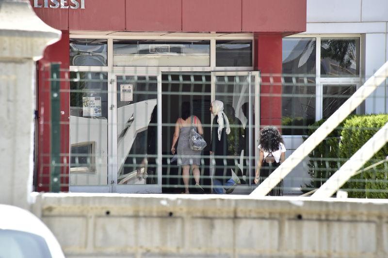 <p> FETÖ'nün darbe girişiminin ardından, Muğla'nın Bodrum ilçesinde yürütülen soruşturma kapsamında bir özel okul mühürlendi, 10 kişi gözaltına alındı. Mühürleme işlemi yapıldığı sırada bazı öğretmenlerin eşyalarını okuldan çıkarttıkları gözlendi. </p>