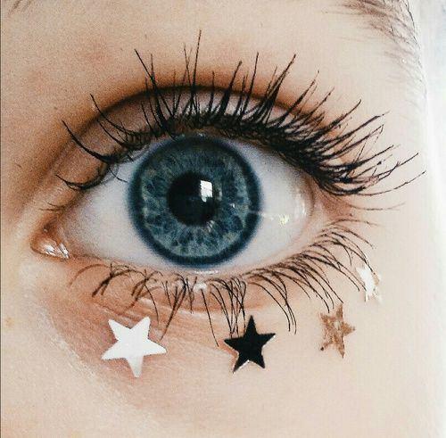 <p>Göz kenarlarına ve kirpiklere uygulanan çiçeklerin ardından, kadınların yeni gözdesi göz makyajında parlak yıldızlar. </p>
