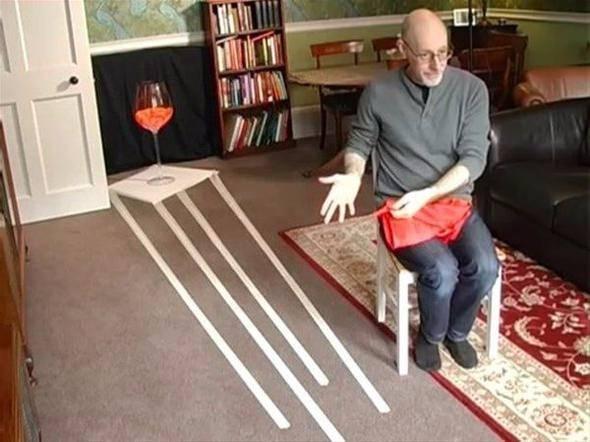 <p>Sihirbazlar tarafından sıkça kullanılan bardak mendil numarasının sırrı açığa çıktı. </p>
