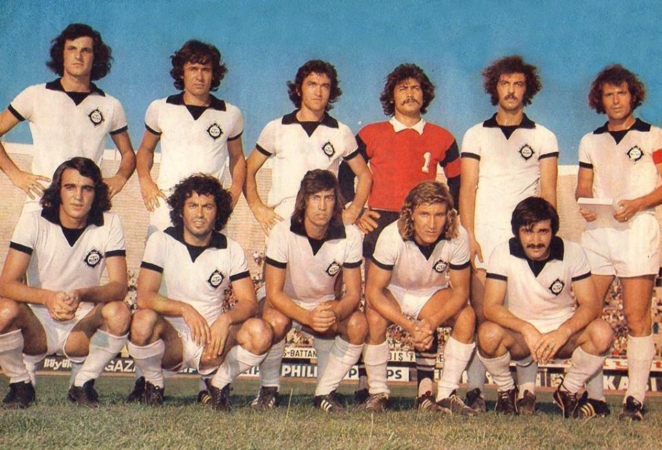 <p><strong>Altay (1974-1975)</strong></p>
<p>1974-1975 sezonunda Türkiye 1.Ligi’ni 7.sırada bitiren Altay. İzmir ekibinin teknik direktörü Kemal Omeragic.</p>
<p>Soldan sağa</p>
<p>Ayaktakiler: Mustafa Turgat, Çetin İşleğen, Orhan Kırıkçılar, Adil, Erol Togay, Mustafa Denizli.</p>
<p>Oturanlar: Uğur İpekkan, İsmail Zeyrek, Mithat Mıhçı, Nihat Saka, Zinnur Sarı.</p>