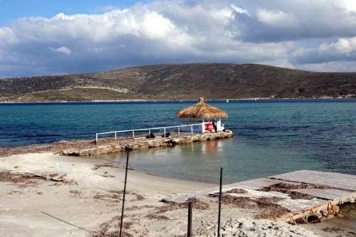 <p>Dünyanın sörfçüsü burada Alaçatı, her milletten sörfçünün akın ettiği yerlerin başında geliyor. Hem rüzgarıyla yılın tüm zamanlarinda sörf yapma imkanı tanıyor hem de doğal güzellikleri, mimarisi ve yetiştirilen doğal ürünleriyle sizi bekliyor.</p>