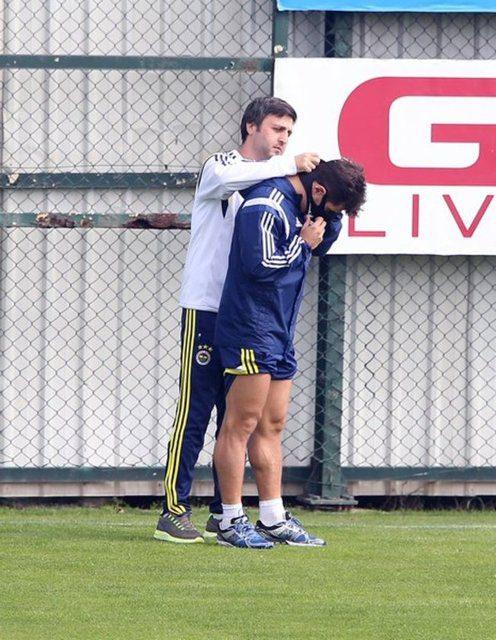 <p>Fenerbahçe'nin kaptanı Emre'nin maske ile idmana çıkması dikkat çekti.</p>