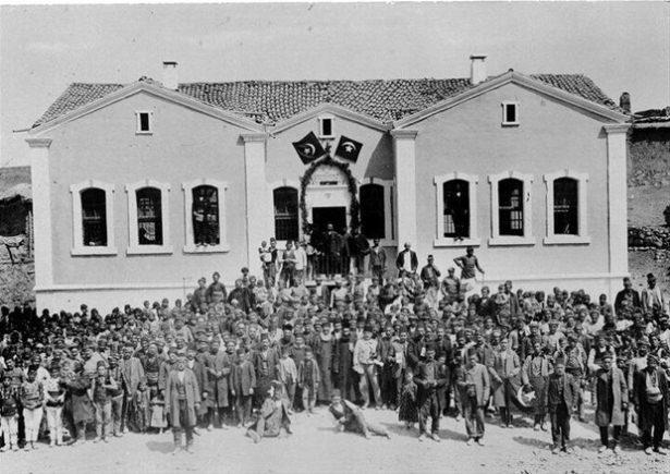 <p>Yozgat'a bağlı İğdeli Köyu Ermenileri. 1913'te Bartevyan Okulu'nun açılışı için bir aradalar.</p>

<p> </p>
