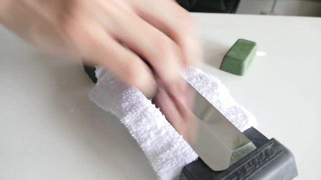 <p>Havluyla temizledikten sonra da bileme işlemine geçti.</p>

