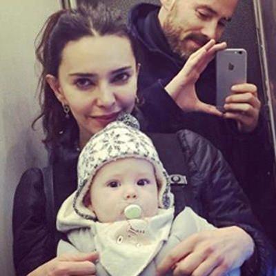 <p><strong>HANDE ATAİZİ VE BENJAMİN HARVEY'İN OĞLU</strong></p>

<p>Leon tıpatıp babasına benziyor.</p>
