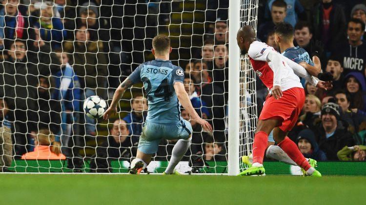 <p>71'de kornerden gelen topa çok iyi vuran Agüero tekrar beraberliği getirdi. 77. dakikada Stones, skoru Manchester City lehine çevirdi.</p>