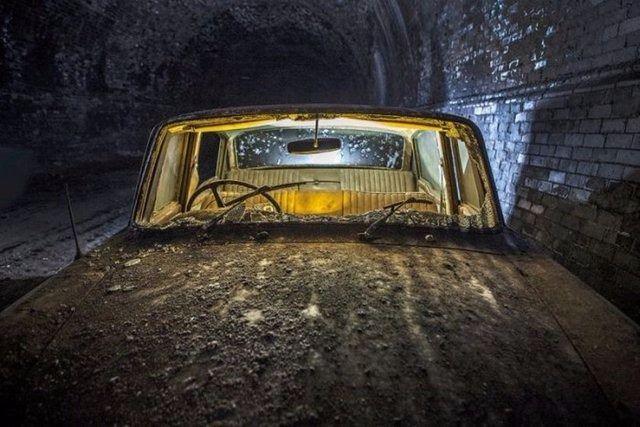 <p>Eskiden garaj olarak kullanılan tünel çöktükten sonra otomobiller için bir mezar haline gelmiş.</p>

<p> </p>
