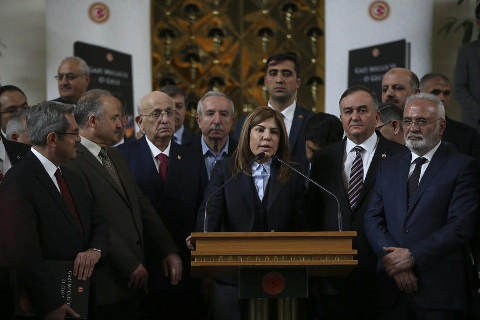 <p>Yoksa Erzurum'dan bir imam kalkacak da bu kadar büyük organizeyi yapacak. Zaten bize başsağlığı, geçmiş olsun, teselli için bir ay sonra geldi Batı. Büyüyeceğiz, güçleneceğiz. Adı başkanlık ya da parlamenter sistem, ne olursa olsun, 16 Nisan'da referandumumuz var ama Türkiye diktalara tekrar sürüklenmeyecek ve büyümesine devam edecek. Korkuyorlar, korkacaklar, korksunlar, biz yürümeye devam edeceğiz." ifadesini kullandı.</p>
<p> </p>