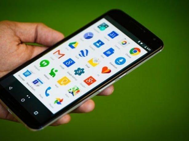 <p><strong>Nexus 6</strong></p>

<p>Google, Nexus 6'yı ise 5.9-inç Quad HD ekran, 2.65GHz frekans hızında çalışan dört çekirdekli Snapdragon 805 işlemci, 3GB RAM, 32/64GB depolama alanı ile birlikte piyasaya sunacak. 4K video kaydı gerçekleştiren 13MP arka kamera, 2.1MP ön kamera oldukça etkileyici görünüyor. Telefon 3.220mAh gücünde bir batarya ile gelecek.</p>
