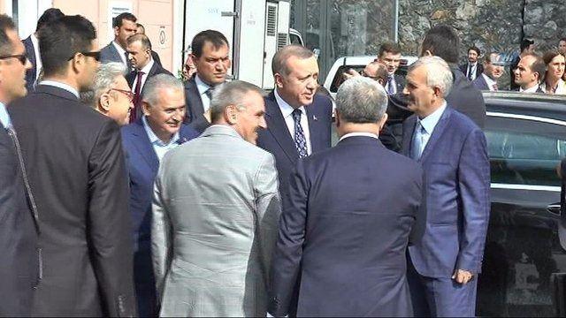 <p>"Artık her şey hız kazandığı için biz bu projeler çok mutlu ediyor. Tüm bu tüneller birbirine bağlanıyor. Her türlü güvenlik önleminin düşünüldüğü projeler ile artık hava sisliymiş rüzgarlıymış... Böyle problemler olmayacak. İster Marmaray'ı kullan, ister Avrasya Tüneli'ni..."</p>

<p> </p>
