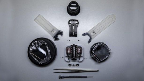 <p>Sağ tarafta saat ve dakika göstergesi, solda güç rezervi imi, kasanın en altında ise tourbillon'un etrafında dönen saniye şeridi bulunuyor. Gelelim esas meseleye…</p>
