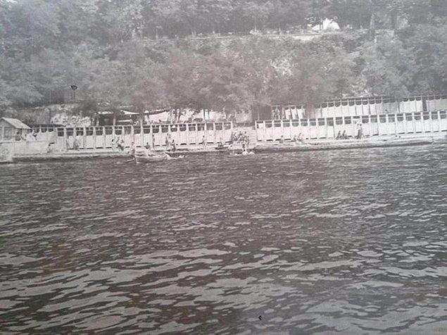<p>58. Salacak Plajı yol yapım çalışmaları ile yıkılıyor. (1965. Üsküdar)</p>
