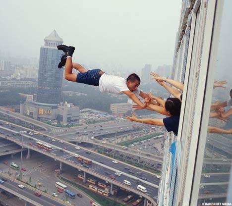 <p>Özel yöntemler kullanan sanatçı ortaya bu sıradışı ve gerçek fotoğrafları çıkarıyor.</p>
<p> </p>