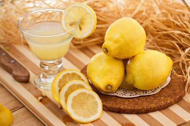 <p><strong>- Cildinizi lekelerden uzak tutar: </strong></p>

<p>Limon suyundaki antioksidanlar, sadece lekeleri azaltmakla kalmaz, cildinizdeki kırışıklıkları da azaltır. Ayrıca limon suyunu yara izlerine ve yaşlanma lekelerinin üzerine uygulayıp görünümlerini azaltabilirsiniz.</p>
