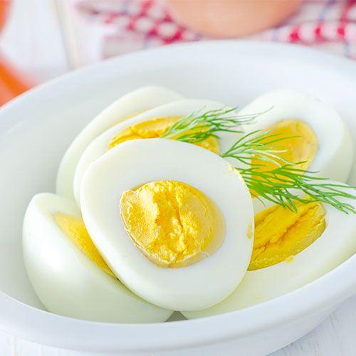 <p><strong>YUMURTA</strong></p>

<p>Yumurtanın sarısındaki D vitamini, hem bebeğinizin hem de yeni doğum yapan annelerin kemik gelişimine yardımcı olur. Aynı zamanda <strong>bebeğin hafıza oluşumunda</strong> da önemli bir yere sahip. Bu nedenle<strong> günde 1-2 adet yumurta tüketin.</strong></p>
