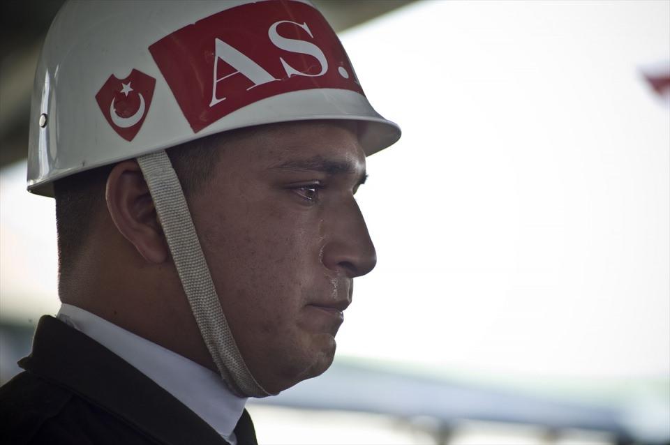 <p>Tören sırasında nöbet tutan askerler gözyaşına hakim olamadı.</p>